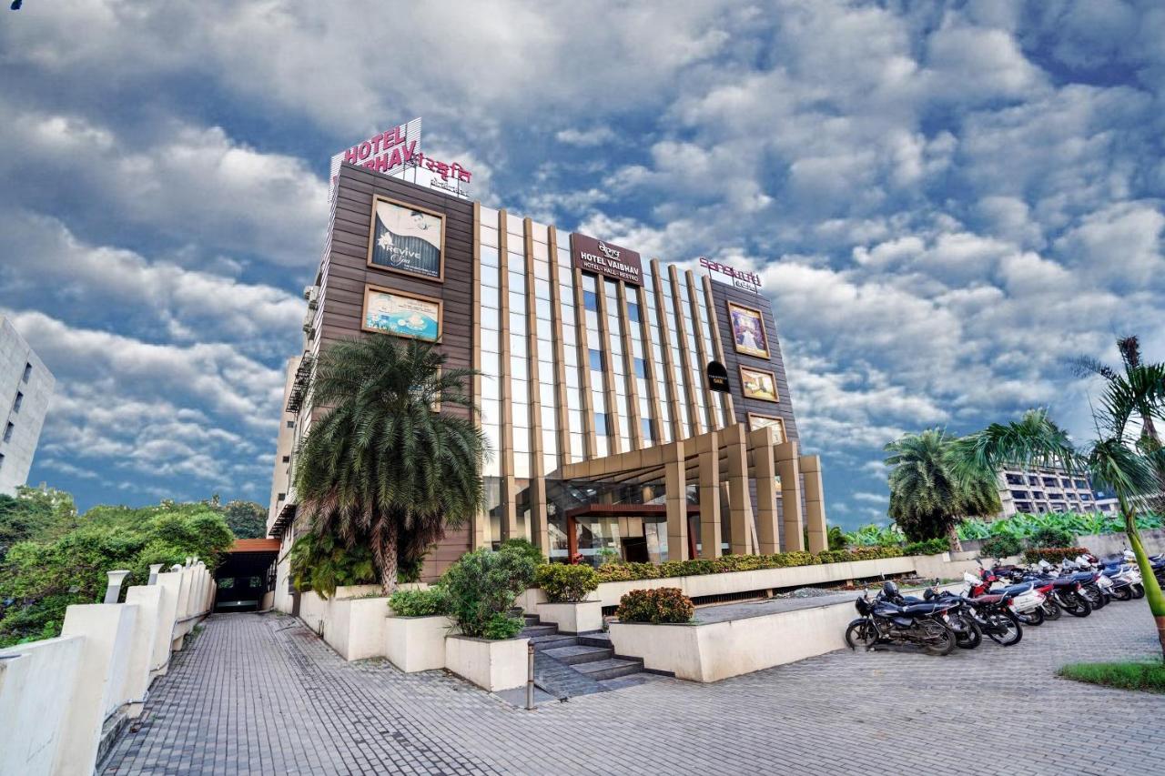 Townhouse Oak Hotel Vaibhav Surat Exterior foto