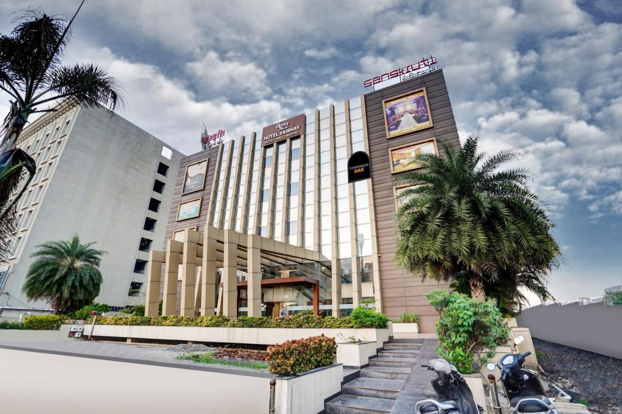 Townhouse Oak Hotel Vaibhav Surat Exterior foto