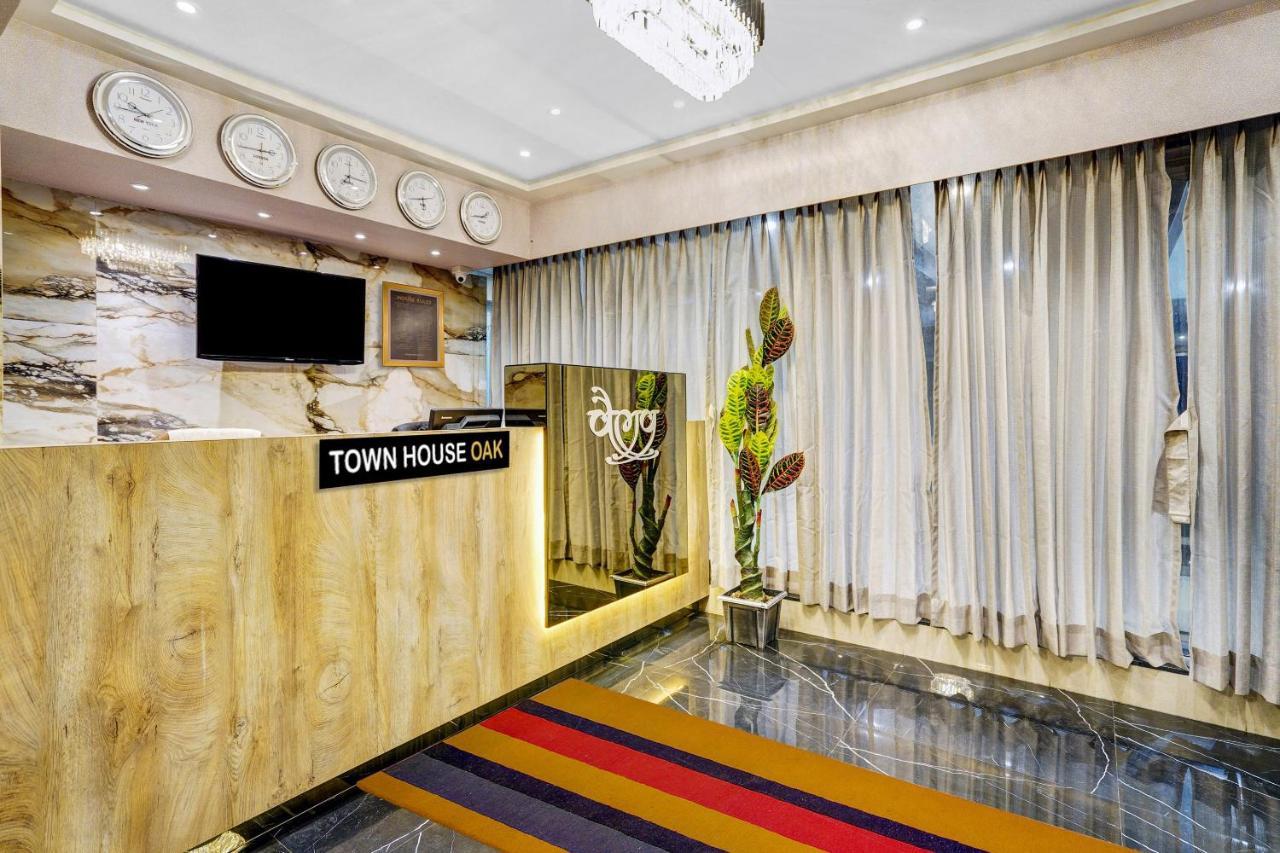 Townhouse Oak Hotel Vaibhav Surat Exterior foto