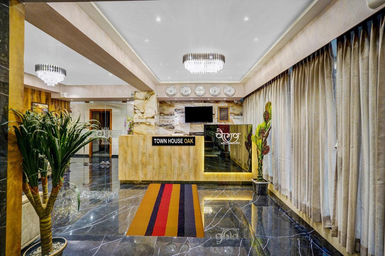 Townhouse Oak Hotel Vaibhav Surat Exterior foto