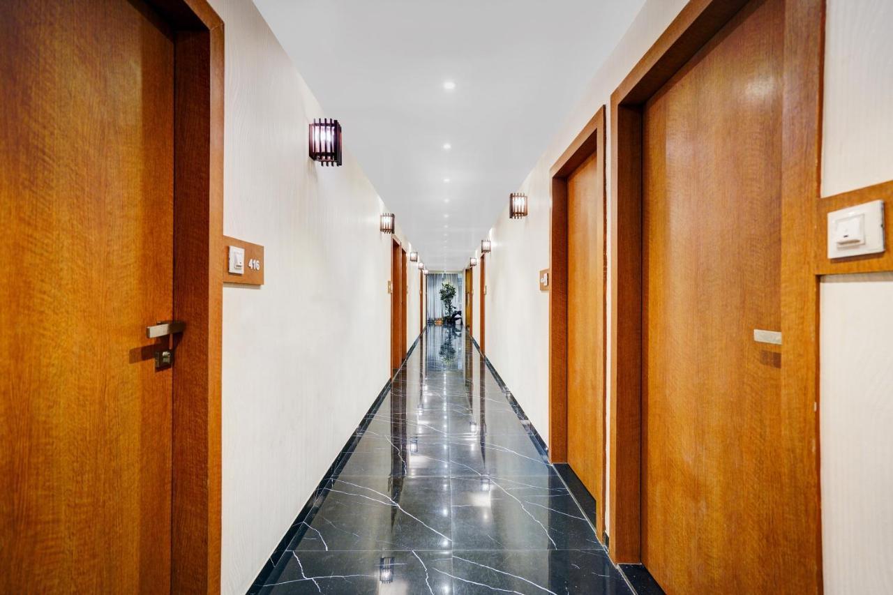 Townhouse Oak Hotel Vaibhav Surat Exterior foto