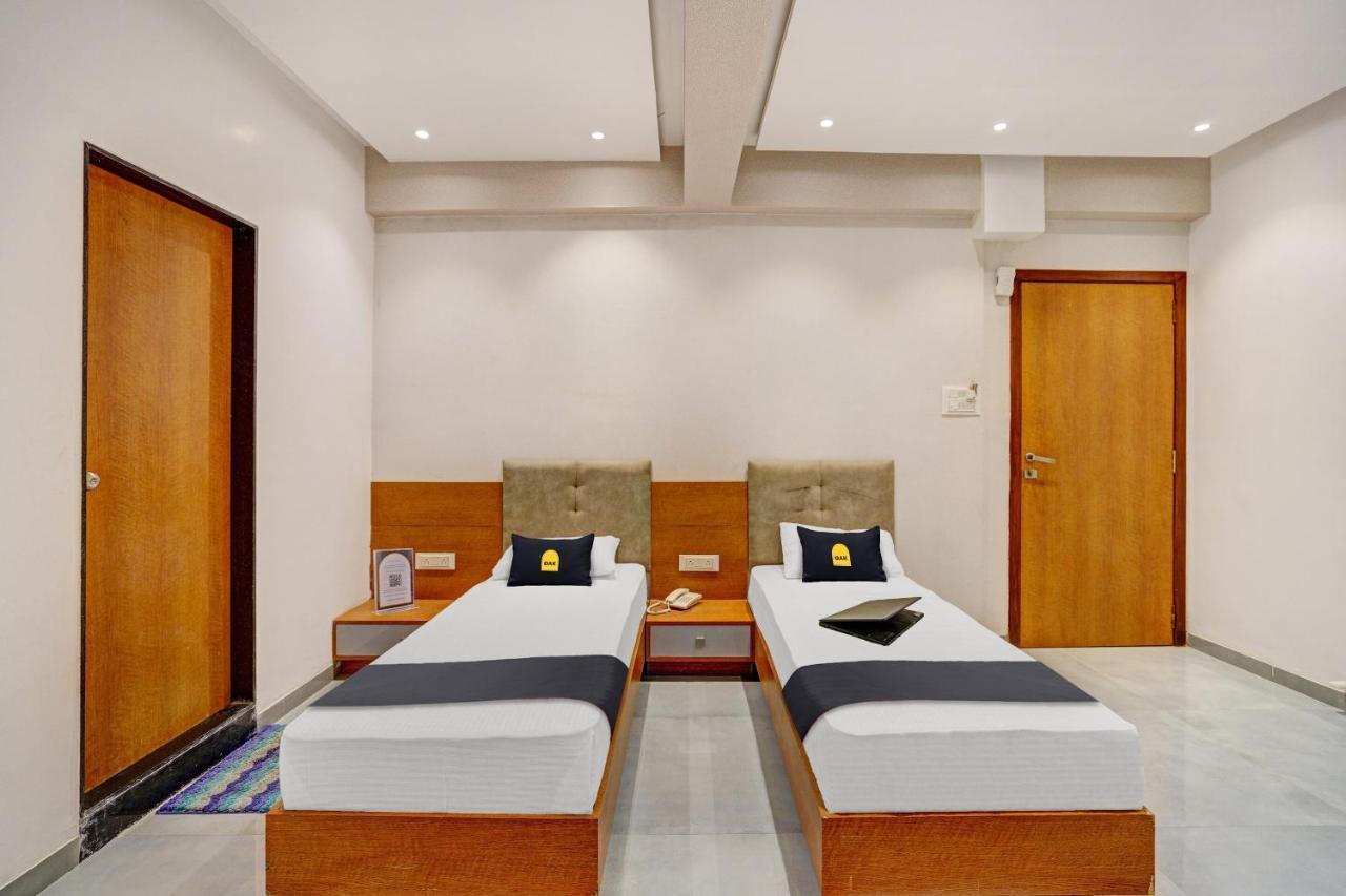 Townhouse Oak Hotel Vaibhav Surat Exterior foto