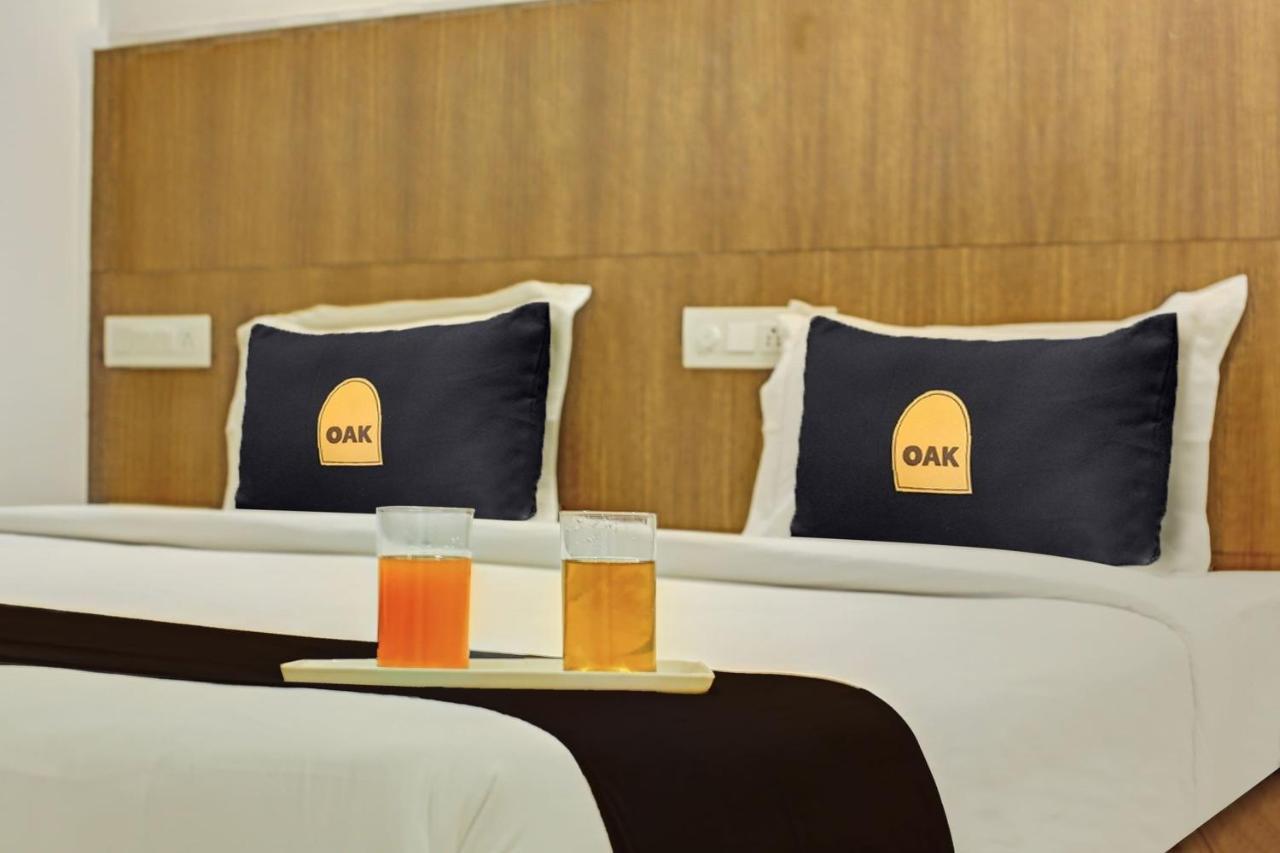 Townhouse Oak Hotel Vaibhav Surat Exterior foto