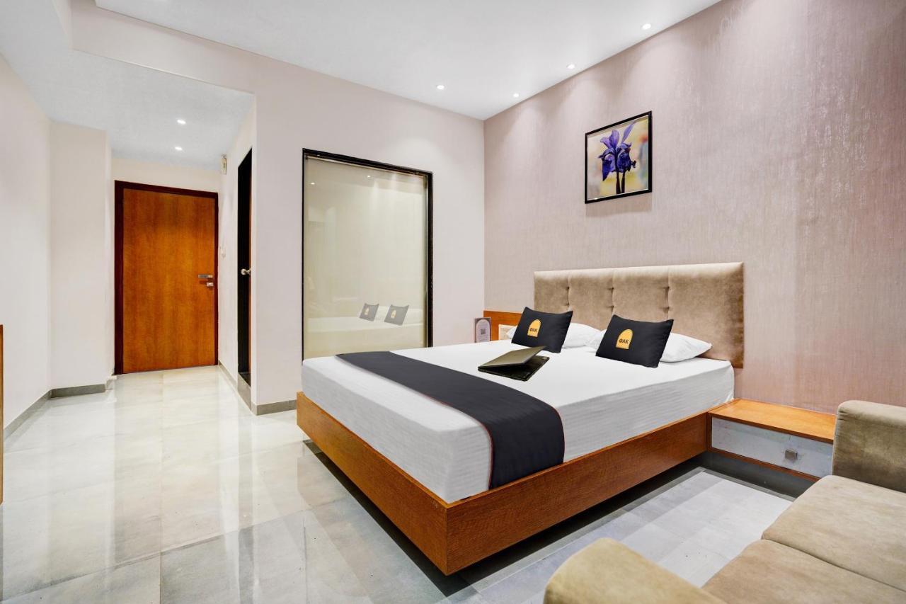 Townhouse Oak Hotel Vaibhav Surat Exterior foto
