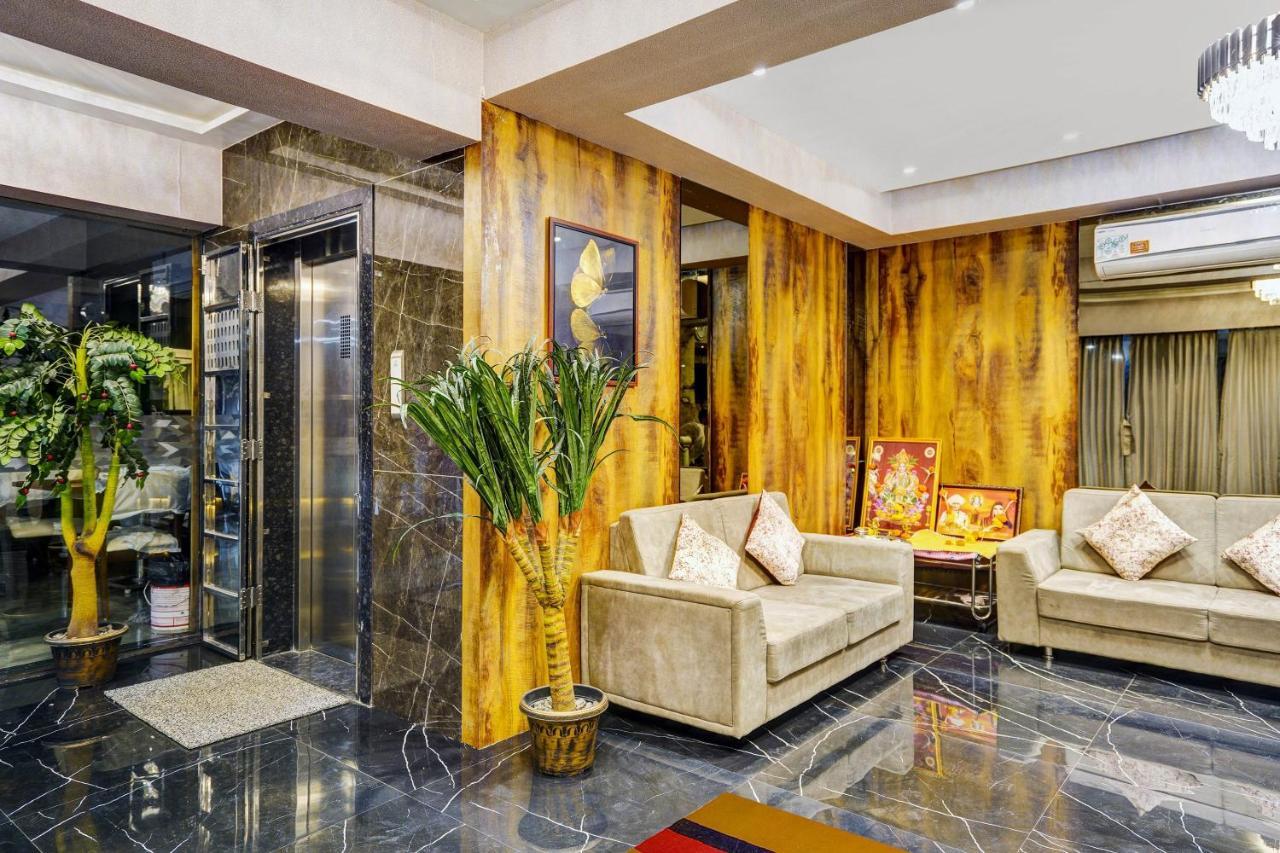 Townhouse Oak Hotel Vaibhav Surat Exterior foto