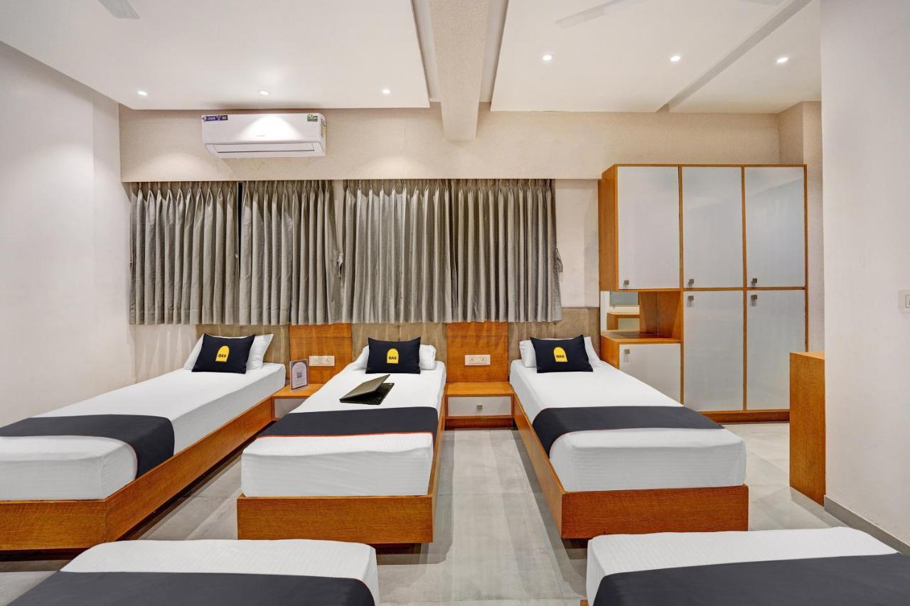 Townhouse Oak Hotel Vaibhav Surat Exterior foto