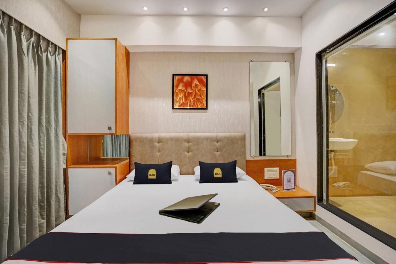 Townhouse Oak Hotel Vaibhav Surat Exterior foto