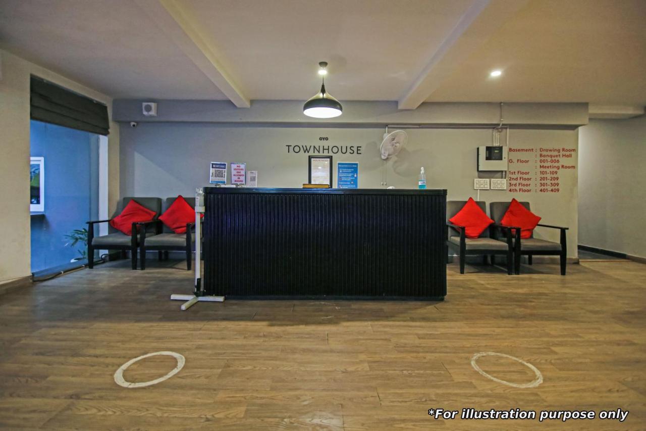 Townhouse Oak Hotel Vaibhav Surat Exterior foto
